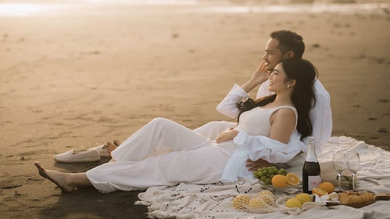 Take a peek at 7 romantic pre-wedding portraits of Febby Rastanty and Drajat Djumantara