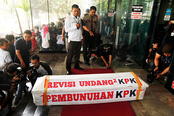 Pertahankan Taring Penyadapan