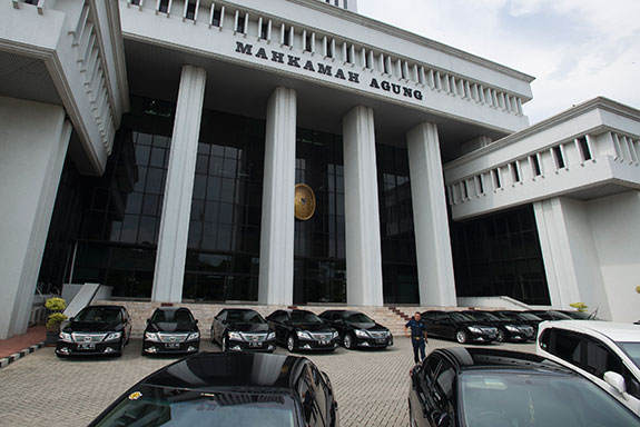 Membersihkan Lembaga Peradilan