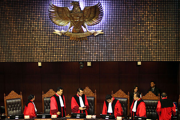 Jalan Gampang Menumpuk Kekuasaan