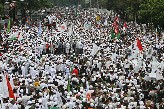 Bubar Jalan Ormas Kebablasan