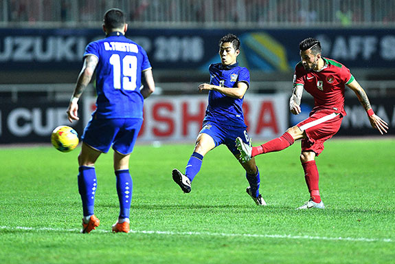 Aksi Bela Tim Sepak Bola Kita