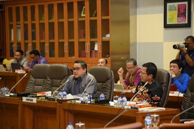 Rapat kerja membahas Peraturan Presiden Nomor 20/2018 tentang Penggunaan Tenaga Kerja Asing (TKA) di Jakarta, Kamis (26/4).