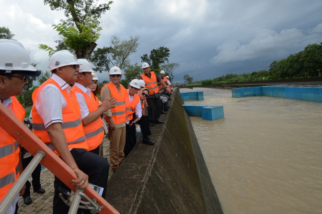 Komisi V DPR RI t meninjau pembangunan venue cabang olahraga Kano tersebut di Bendung Rentang, Jatitujuh, Majalengka, Jawa Barat, Kamis (26/4).