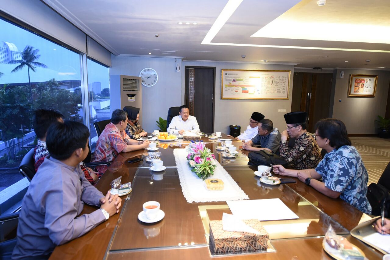 Ketua DPR Bambang Soesatyo saat menerima LSPO Muhammadiyah di ruang kerja pimpinan DPR RI, Jakarta, Rabu (11/4).