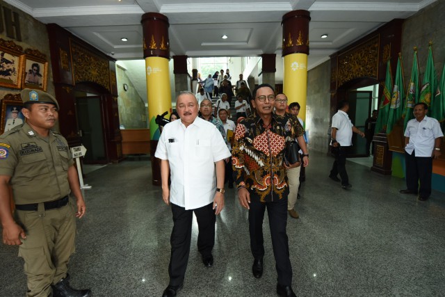 Wakil Ketua Baleg DPR RI Totok Daryanto (kanan) dan Gubernur Sumatera Selatan Alex Noerdin (kiri) saat Kunjungan Kerja Baleg DPR RI rapat dengan Pemprov Sumsel dan stakeholder dibidang  kesehatan di Palembang, Sumsel, Kamis (26/4).