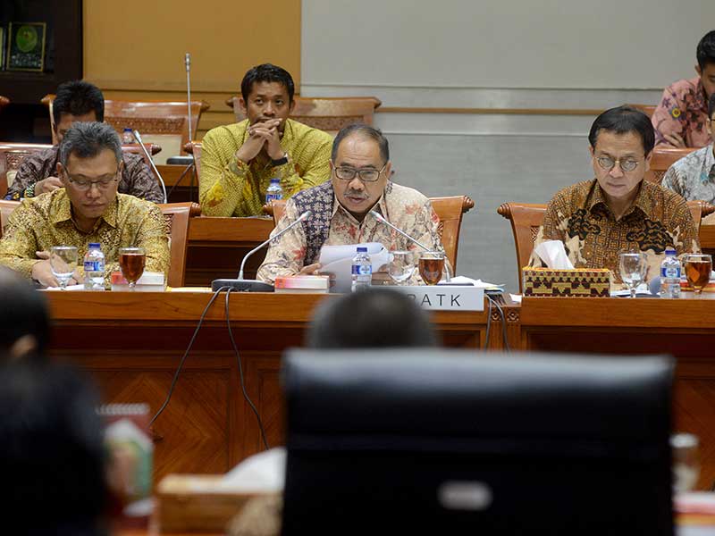 Kepala PPATK Kiagus Ahmad Badaruddin (tengah) didampingi Wakil Kepala PPATK Dian Ediana Rae (kanan) dan Deputi Bidang Pencegahan PPATK Muhammad Sigit menyampaikan pemaparan dalam rapat kerja dengan Komisi III DPR di Gedung Nusantara II, Kompleks Parlemen S