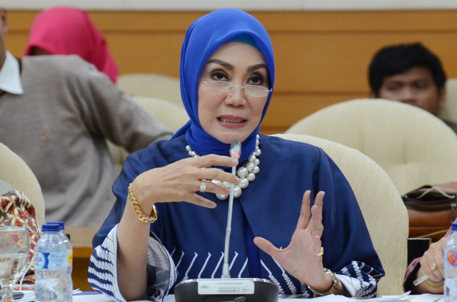  Okky Asokawaty di sela-sela Tim Kunjungan Kerja Komisi IX DPR RI menggelar diskusi dengan jajaran Pemkab Belitung, di Kantor Bupati Belitung, Lesung Batang, Babel, Rabu (2/5).