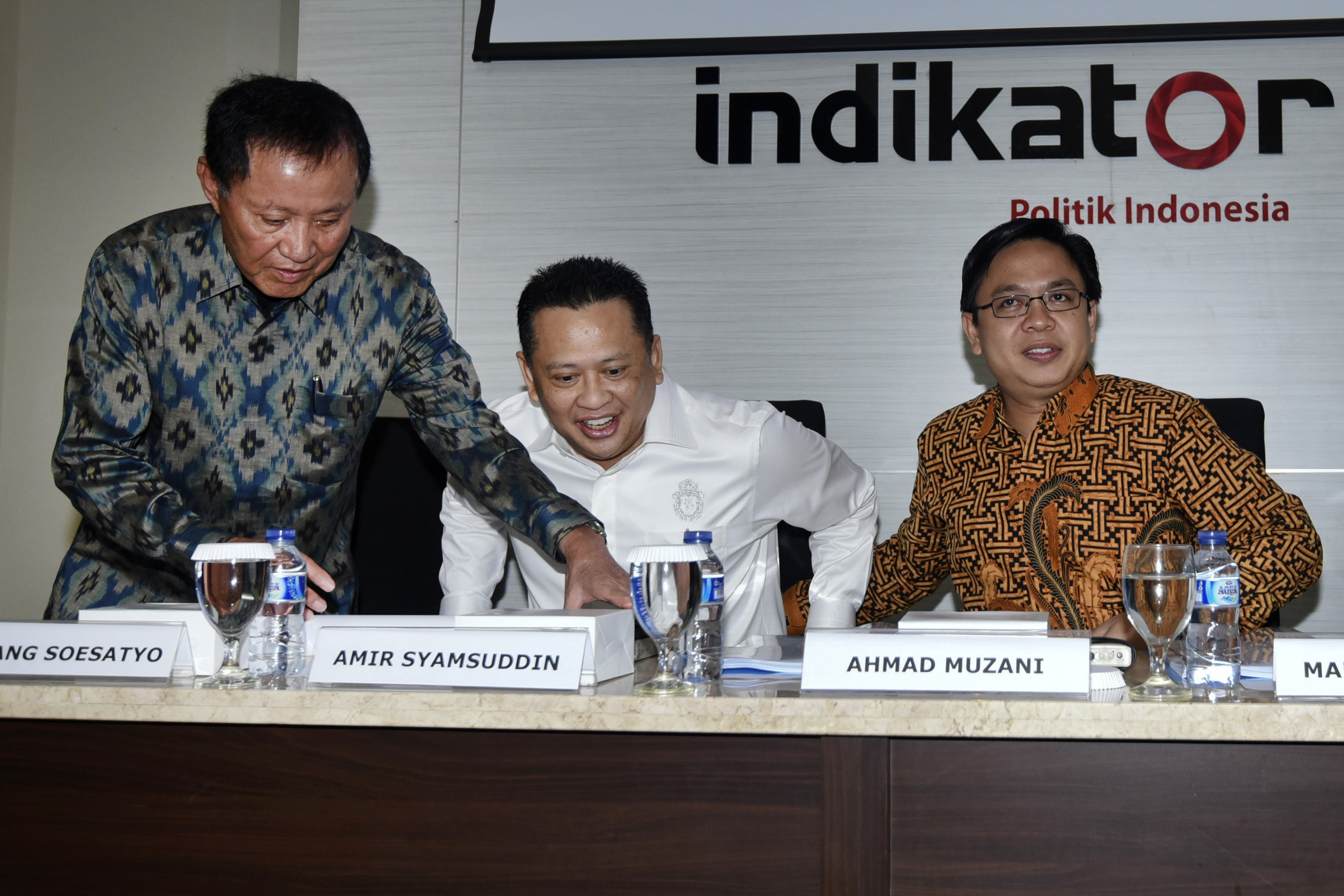 Politisi Partai Demokrat Amir Syamsuddin, Ketua DPR Bambang Soesatyo, dan Direktur Eksekutif Indikator Politik Burhanuddin Muhtadi.