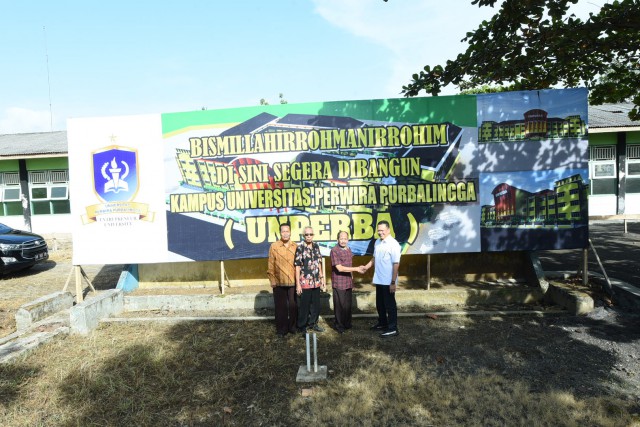 Ketua DPR Bambang Soesatyo saat meninjau pembangunan Universitas Perwira Purbalingga, Jumat (3/8).