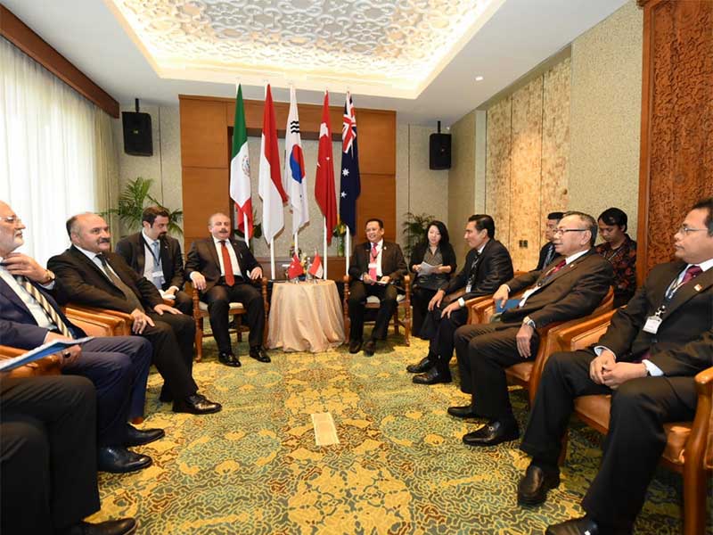 Ketua DPR RI Bambang Soesatyo saat pertemuan bilateral dengan Ketua Parlemen Korea Selatan Moon Hee Sang di Bali, Sabtu (15/9).