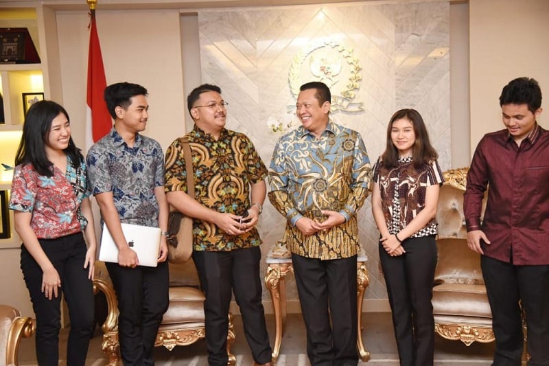 Ketua DPR RI Bambang Soesatyo bersama mahasiswa FHUI