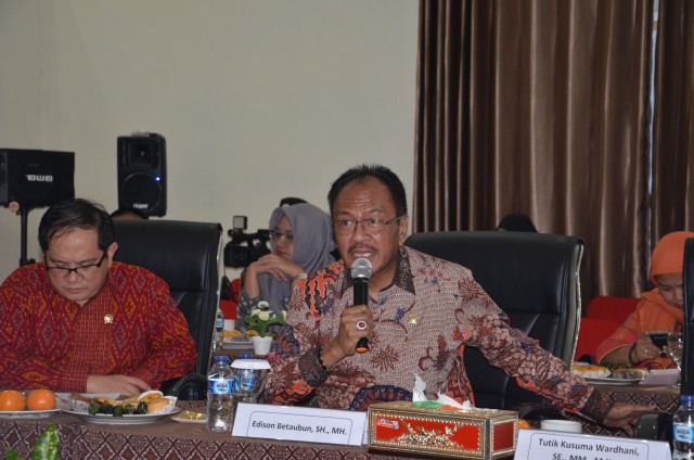 Anggota Komisi XI DPR RI Edison Betaubun (Kanan)