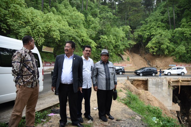 Tim Kunjungan Kerja Reses Komisi V DPR RI meninjau Jembatan Kembar di Parapat