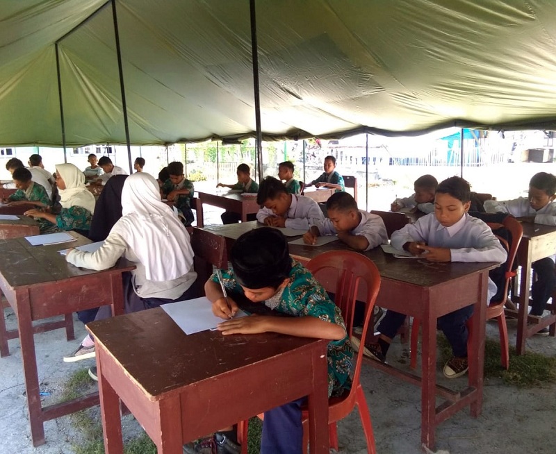 Belajar di sekolah darurat