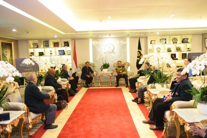 Ketua DPR Bambang Soesatyo Pengurus Besar Ikatan Dokter Indonesia (IDI) di ruang kerja Ketua DPR RI, Senin (25/3/2019)