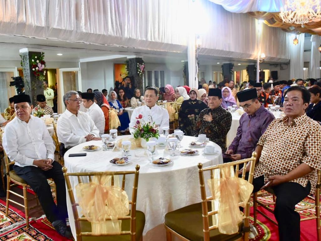 Ketua DPR RI Bambang Soesatyo (ketiga dari kiri) dalam acara buka puasa bersama di rumah dinas Ketua DPR.