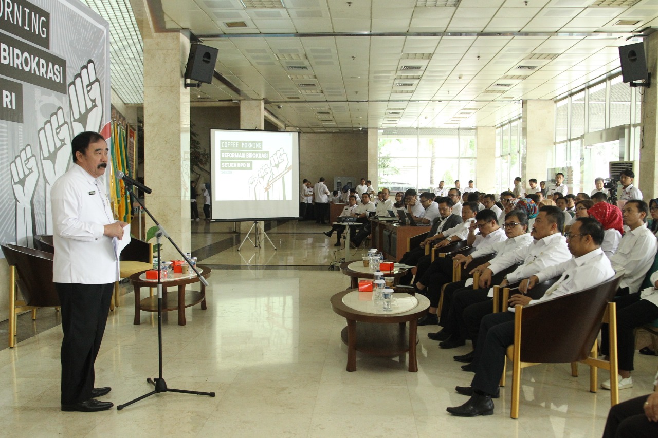 Sekjen DPD RI Reydonnyzar Moenek saat Coffee Morning Reformasi Birokrasi di Lobi Gedung DPD RI, Jakarta, Senin (22/7)