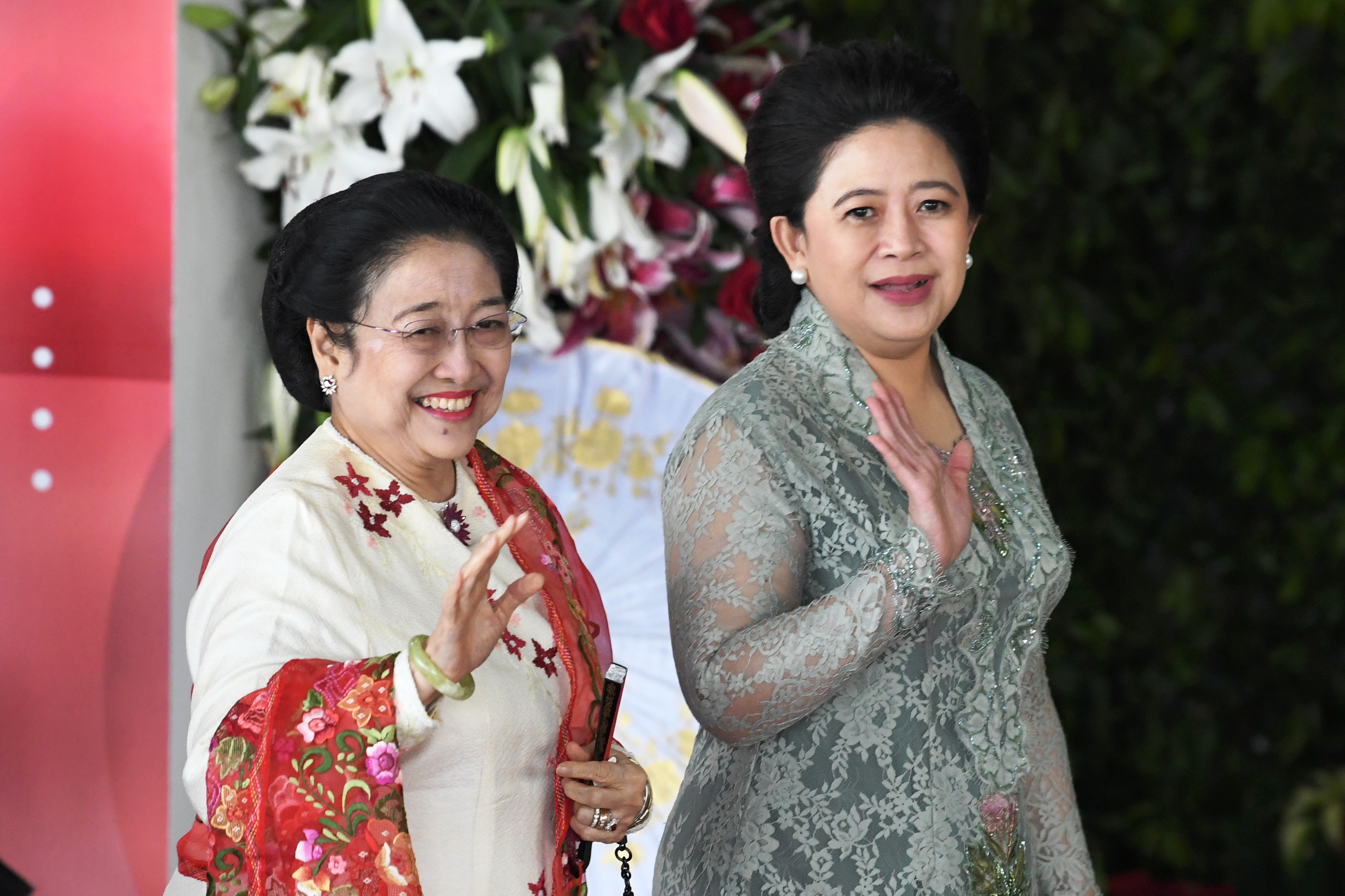 Ketua DPR RI Puan Maharani (kanan) bersama Presiden ke-5 RI Megawati Soekarnoputri. 