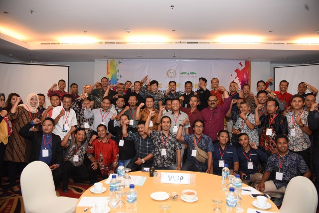 Anggota Komisi X DPR RI Guruh Soekarno Putra berfoto bersama perserta lokakarya  televisi dan radio lokal di Jawa Timur. 