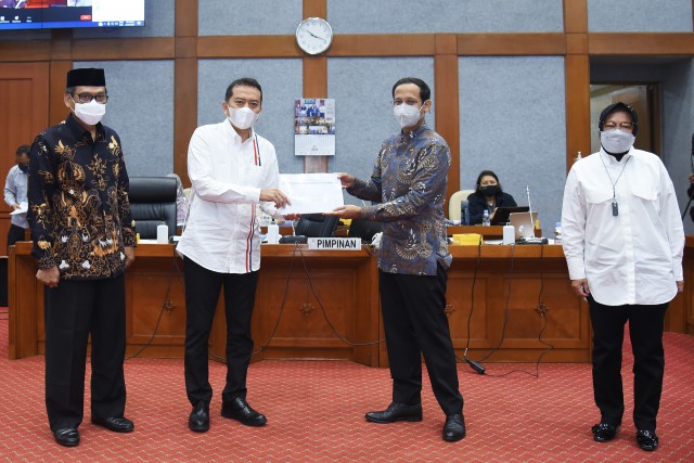 Komisi X DPR bersama Mendikbud Nadiem dan Mensos Tri Rismaharini terkait RUU Praktik Psikologi di Gedung Nusantara II, Senayan, Jakarta.