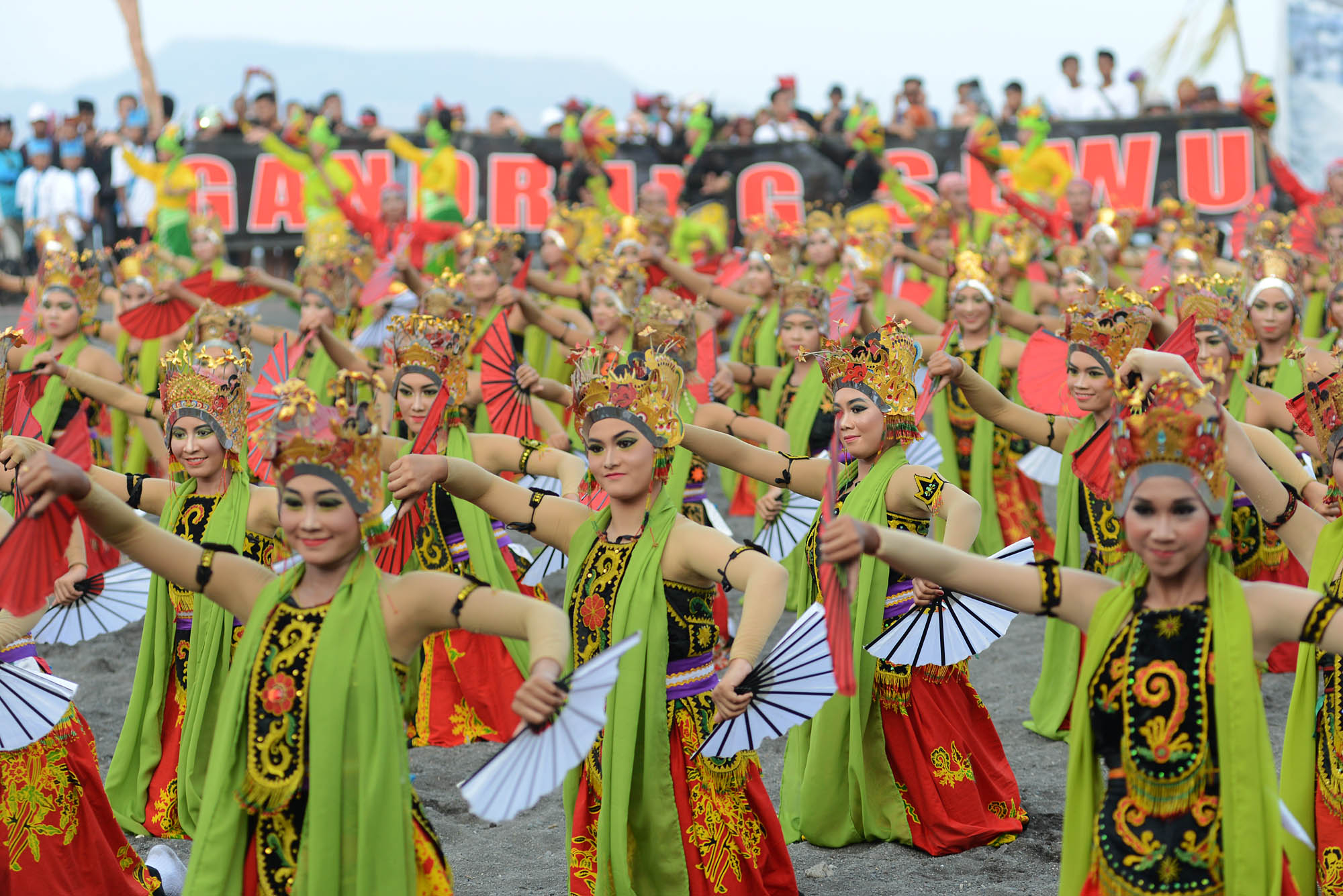 Seribu penari menarikan tari Gandrung di Pantai Boom, Banyuwangi, Jawa Timur, Sabtu (17/11/2015). 
