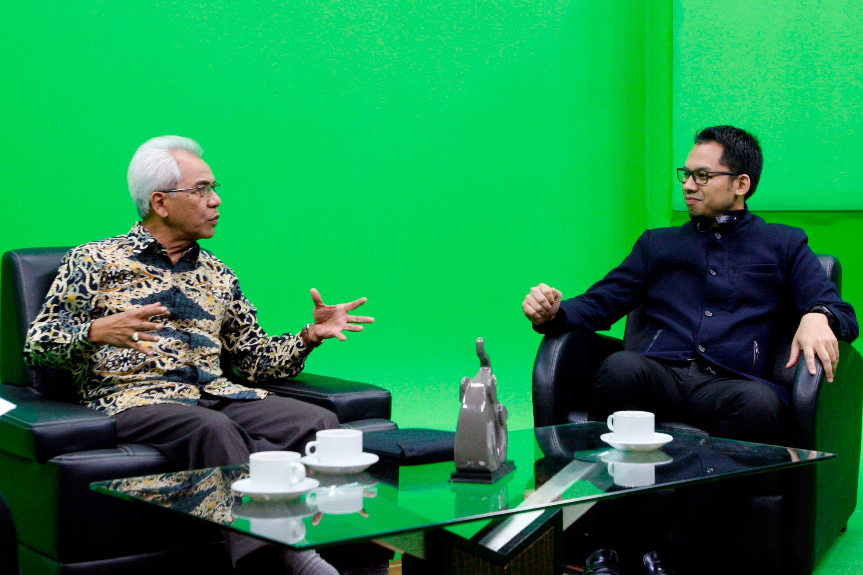 Subagyo (kiri) dari Kementerian Komuikasi dan Informatika (Kominfo) dan Yuliandre Darwis Ketua Umum Ikatan Sarjana Komunikasi Indonesia.