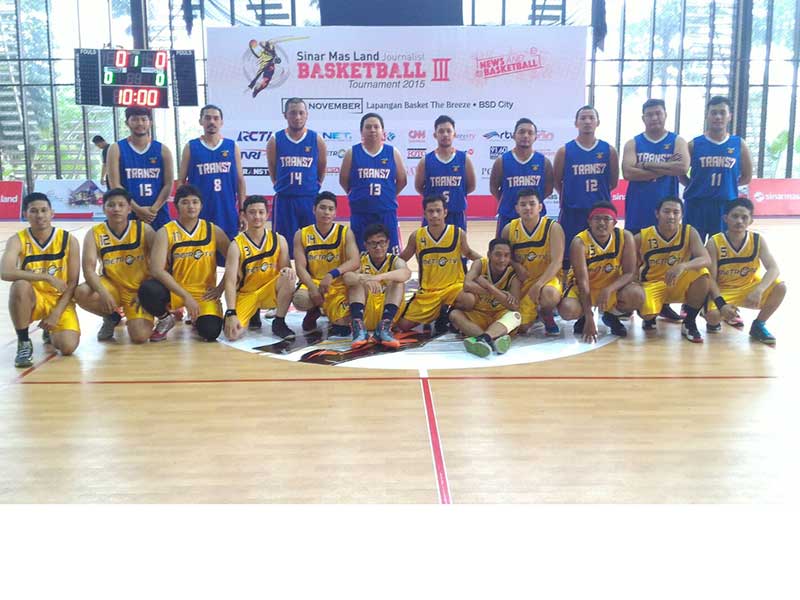 Pemain Metro TV berfoto bersama pemain Trans 7