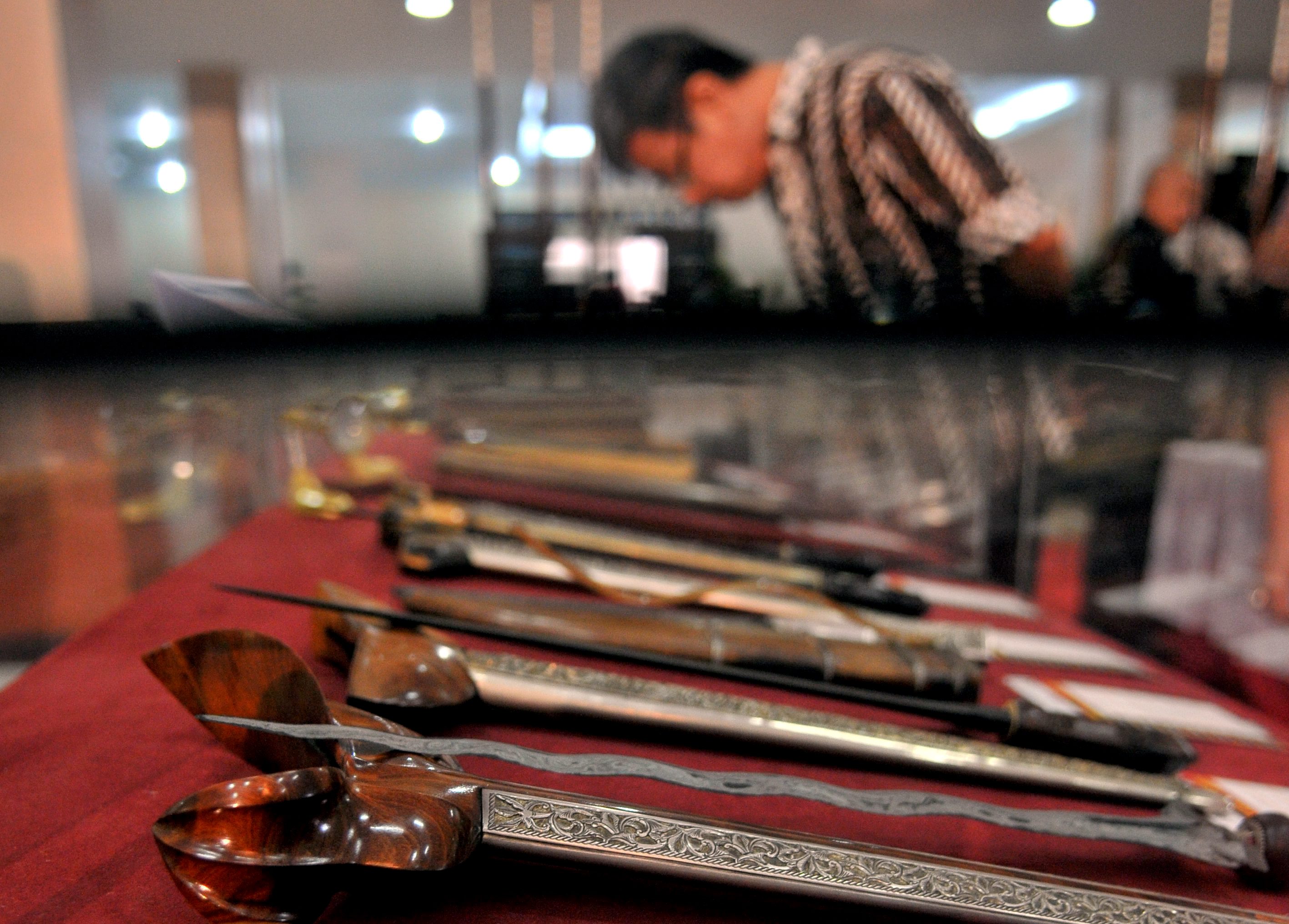 Pengunjung mengamati sejumlah keris yang dipajang pada pameran keris di Semarang, Jateng, Selasa (26/11/2013). 