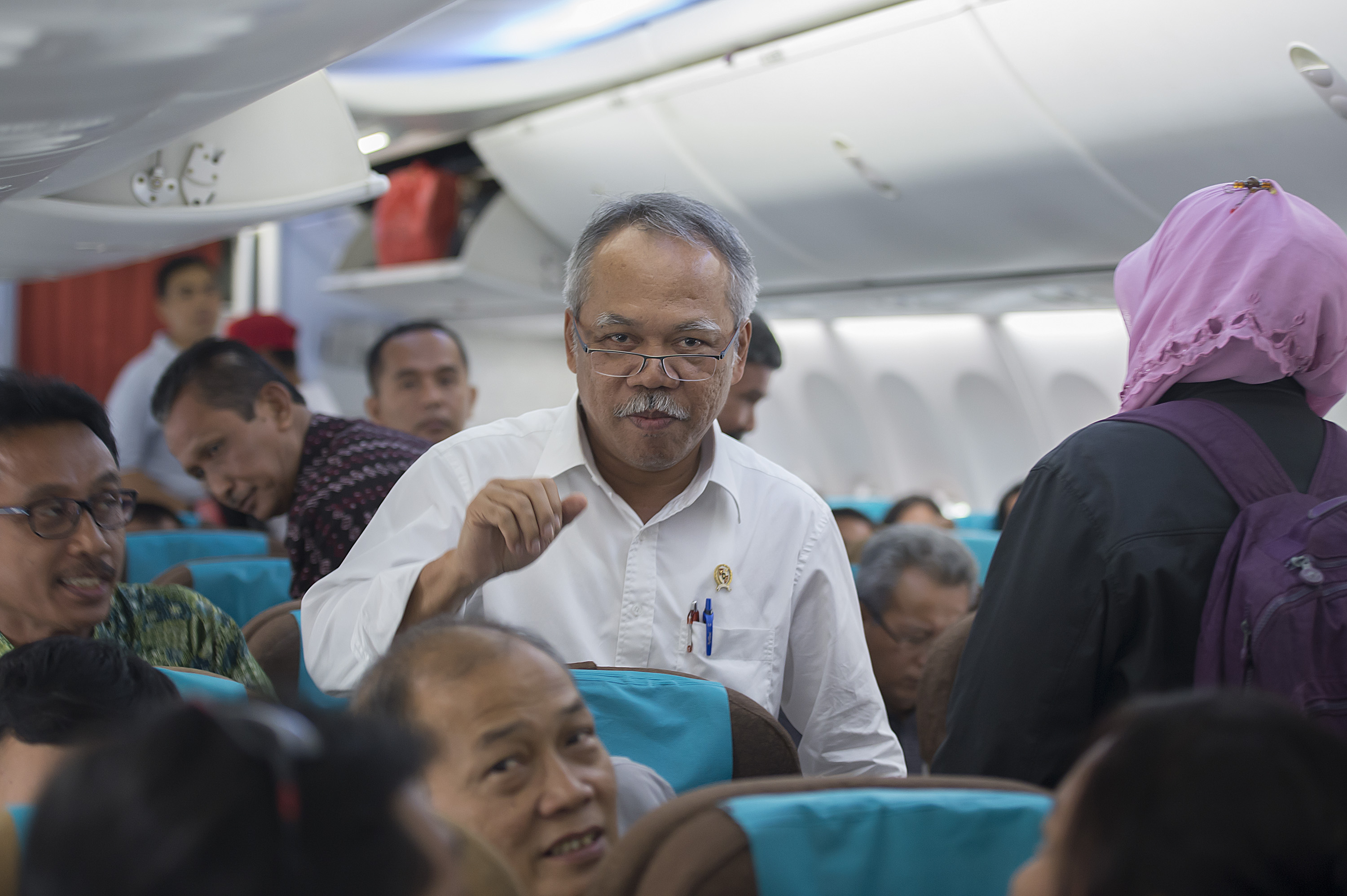 Menteri PUPR Basuki Hadimujono saat berada di dalam pesawat kelas ekonomi, Rabu (10/12/2014).