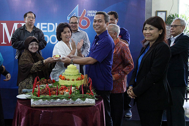 Direktur Pemberitaan Media Indonesia Usman Kansong menyerahkan potongan tumpeng kepada Ibu Yousli Syah, istri pendiri Media Indonesia Teuku Yousli Syah (Alm).