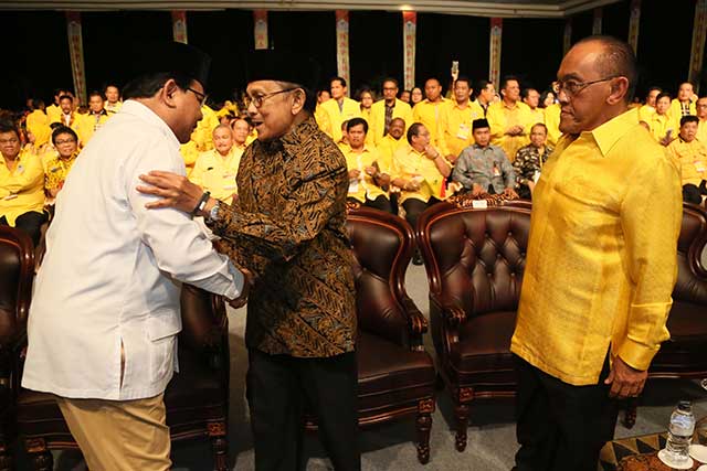 Sesepuh Partai Golkar BJ Habibie (tengah), Ketua Umum Partai Golkar Aburizal Bakrie (kanan) dan Ketua Umum Gerindra Prabowo Subianto saat hadir dalam Rapimnas Partai Golkar di JCC, Jakarta, Sabtu 23/1).