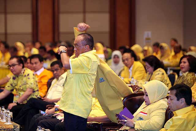 Ketua Umum DPP Partai Golkar hasil Munas Bali Aburizal Bakrie mengenakan jaketnya saat menghadiri acara rapat paripurna pertama pada Rapimnas Partai Golkar Tahun 2016 di Jakarta, kemarin.