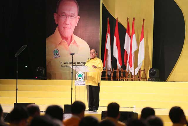 Ketua Umum Partai Golkar Aburizal Bakrie memberikan pidato politik dalam Rapimnas Partai Golkar di JHCC, Jakarta, Sabtu 23/1).