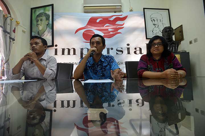 Direktur Eksekutif Imparsial Al Araf (tengah), didampingi Wakil Direktur Gufron Mabruri (kiri) dan Direktur Poengky Indarti memberikan keterangan terkait dengan rencana pemerintah untuk merevisi Undang-Undang Antiterorisme di Kantor Imparsial, Jakarta.