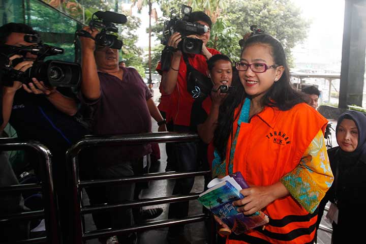 Tersangka kasus dugaan suap terkait dengan proyek infrastruktur di Kementerian Pekerjaan Umum dan Perumahan Rakyat Damayanti Wisnu Putranti dikawal petugas memasuki Gedung KPK, Jakarta, kemarin.