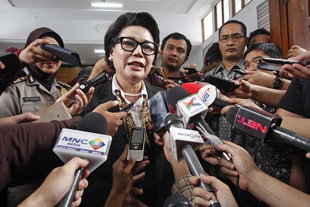 Wakil Ketua KPK Basaria Panjaitan menjawab pertanyaan pers seusai sidang putusan praperadilan mantan Dirut Pelindo II RJ Lino di Pengadilan Negeri Jakarta Selatan, Jakarta, kemarin.