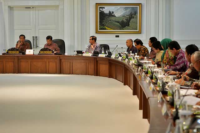 Presiden Joko Widodo (kiri) didampingi Wapres Jusuf Kalla (kedua kiri) memimpin Rapat Kabinet Terbatas membahas ketahanan pangan di Kantor Kepresidenan, Jakarta, Rabu (27/1).