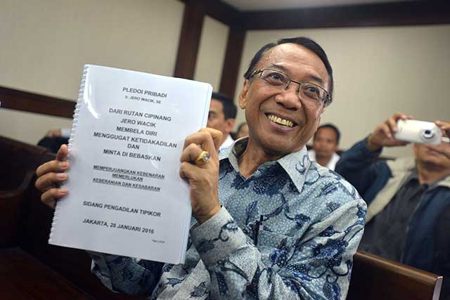 Terdakwa kasus dugaan korupsi dana operasional menteri (DOM) dan gratifikasi Kementerian ESDM dan Kemenbudpar Jero Wacik menunjukkan draf pembelaan sebelum menjalani sidang lanjutan di Pengadilan Tipikor Jakarta, kemarin.