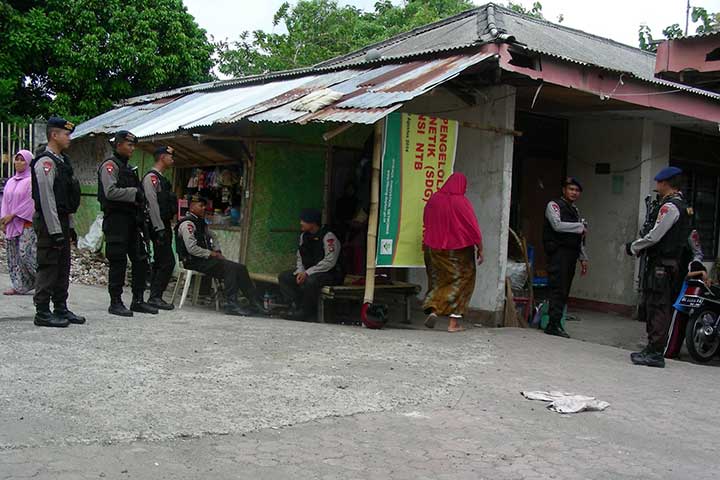 Personel Brimob Polda Nusa Tenggara Barat (NTB) bersiaga di lokasi pengungsian warga Ahmadiyah di Wisma Transito, Majeluk, Kota Mataram, NTB, kemarin.
