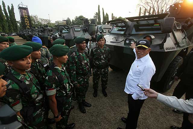 Menteri Pertahanan Ryamizard Ryacudu menginspeksi alat utama sistem persenjataan (alutsista) TNI di Markas Batalyon Infanteri Mekanis 201/JY, Jakarta Timur, Rabu (2/9).