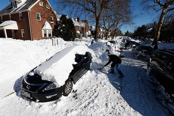 Warga mulai menyingkirkan salju yang menutupi mobil di Baltimore, Maryland, Amerika Serikat, kemarin.