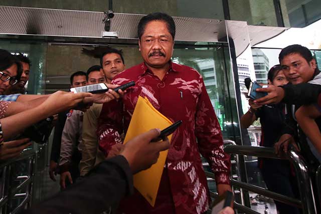 Anggota Komisi X DPR dari Fraksi Golkar, Budi Supriyanto dimintai keterangan oleh media setelah menjalani pemeriksaan di Gedung KPK, Jakarta, Rabu (27/1).