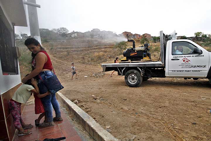 Pekerja Dinas Kesehatan sedang fumigasi terhadap nyamuk Aedes Aegypti, yang mentransmisikan virus Zika, di Cucuta, Kolombia, 30 Januari, 2016.