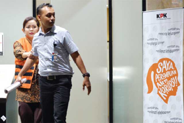 Tersangka dalam kasus dugaan suap di Kementerian Pekerjaan Umum dan Perumahan Rakyat (PU-Pera) Dessy A Erwin (kiri) tampak seusai diperiksa di Gedung KPK, Jakarta, kemarin.