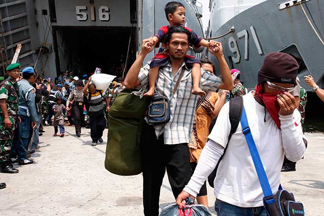 Warga eks pengikut Gerakan Fajar Nusantara (Gafatar) turun dari KRI Teluk Banten 516 di Dermaga Mako Kolinlamil, Jakarta, kemarin.