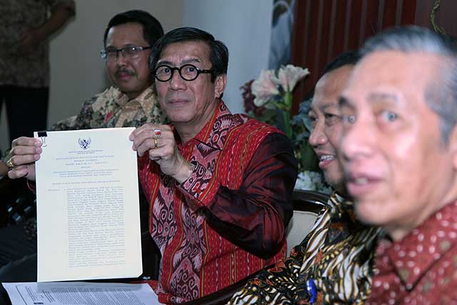 Menkumham Yasonna H Laoly menunjukkan SK Kepengurusan Golkar Munas Riau di Kantor Kemenkumham, Jakarta, Kamis (28/1).