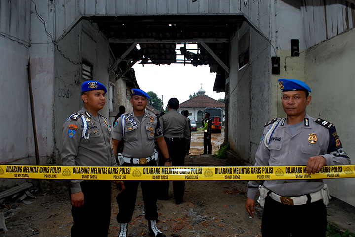 Sejumlah anggota polisi berjaga di pintu masuk rumah yang di dalamnya ditemukan senjata dan peledak di Asrama Cipelang - Polres Sukabumi Kota, Jalan KH A Sanusi, Sukabumi, Jawa Barat, Sabtu (16/1) sore.