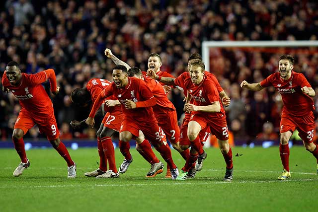 Pemain Liverpool merayakan keberhasilan lolos ke final Piala Liga Inggris atau Capital One Cup. The Reds menang 6-5 lewat adu penalti atas Stoke City di leg kedua semifinal di Stadion Anfield, Liverpool, kemarin dini hari WIB.