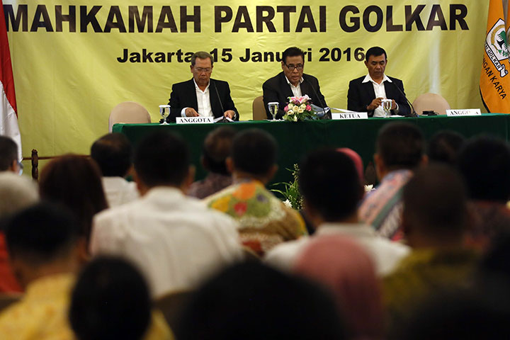 Ketua Mahkamah Partai Golkar (MPG) Muladi (tengah) didampingi anggota MPG Andi Mattalatta (kanan) dan Djasri Marin membacakan keputusan dalam sidang terbuka MPG di Jakarta, akhir pekan lalu.